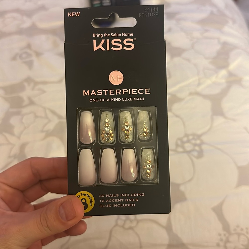 Kiss masterpiece press-on nails
